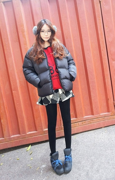 黑色短款羽绒服，厚实保暖的款式，穿在身上吸晴暖和