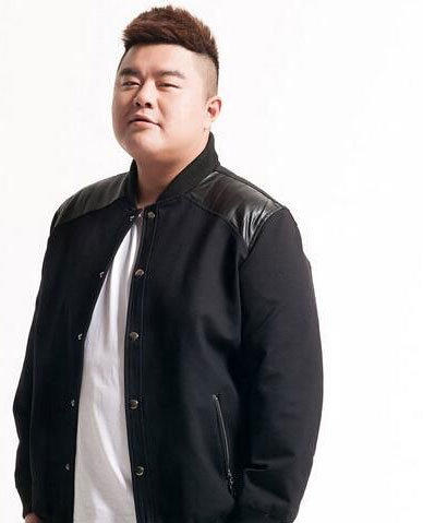 男胖子穿衣搭配棒球服外套简单利落