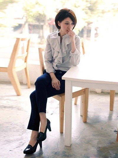 短发女生搭配条纹衬衫搭配黑色裤子