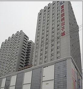 <a href=http://shichang.hznzcn.com/dongguan/ target=_blank class=infotextkey>东莞</a>富民服装双子城.jpg